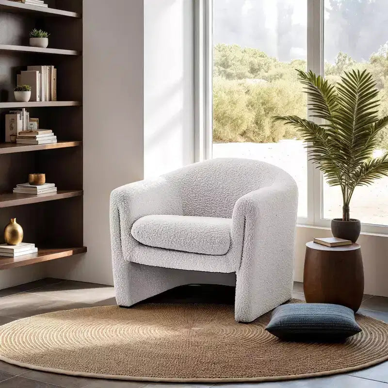 Fauteuil d'appoint en bouclette de forme incurvée avec accoudoirs arrondis