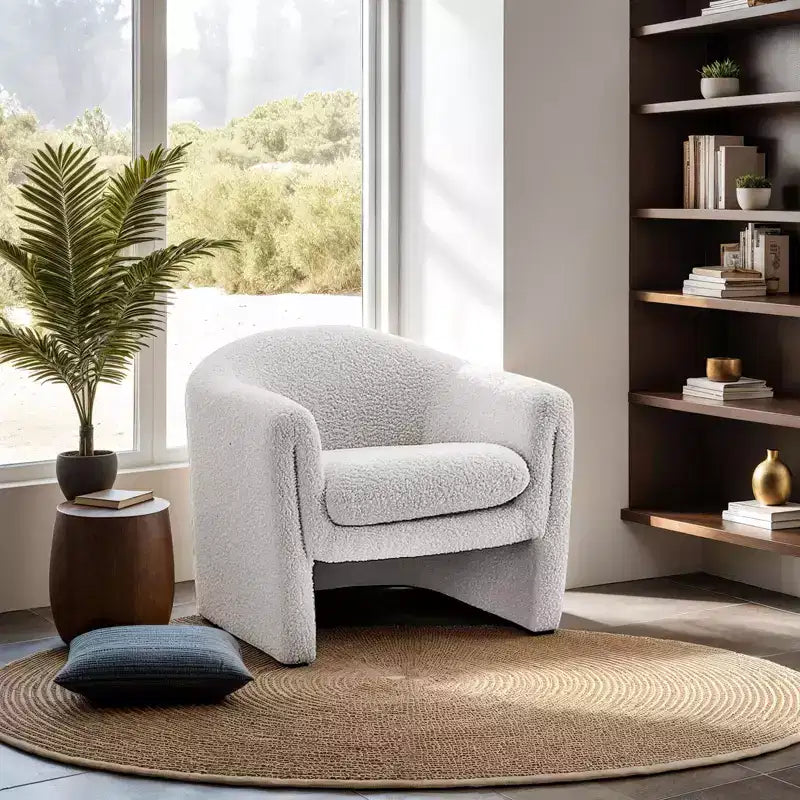 Fauteuil d'appoint en bouclette de forme incurvée avec accoudoirs arrondis