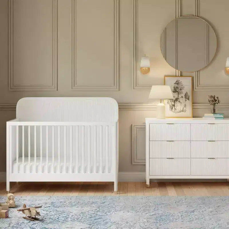 Lit de bébé convertible 4-en-1, blanc chaud, motif tambour avec pieds dorés