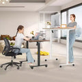 Bureau d'ordinateur électrique debout, réglable en hauteur 63x24 avec prise, roulettes, cadre à double poutre, tapis de souris