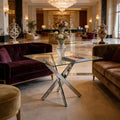 Table à manger avec pieds croisés en métal et plateau en verre trempé, 90x90x75cm, design moderne et peu encombrant pour cuisine ou salon