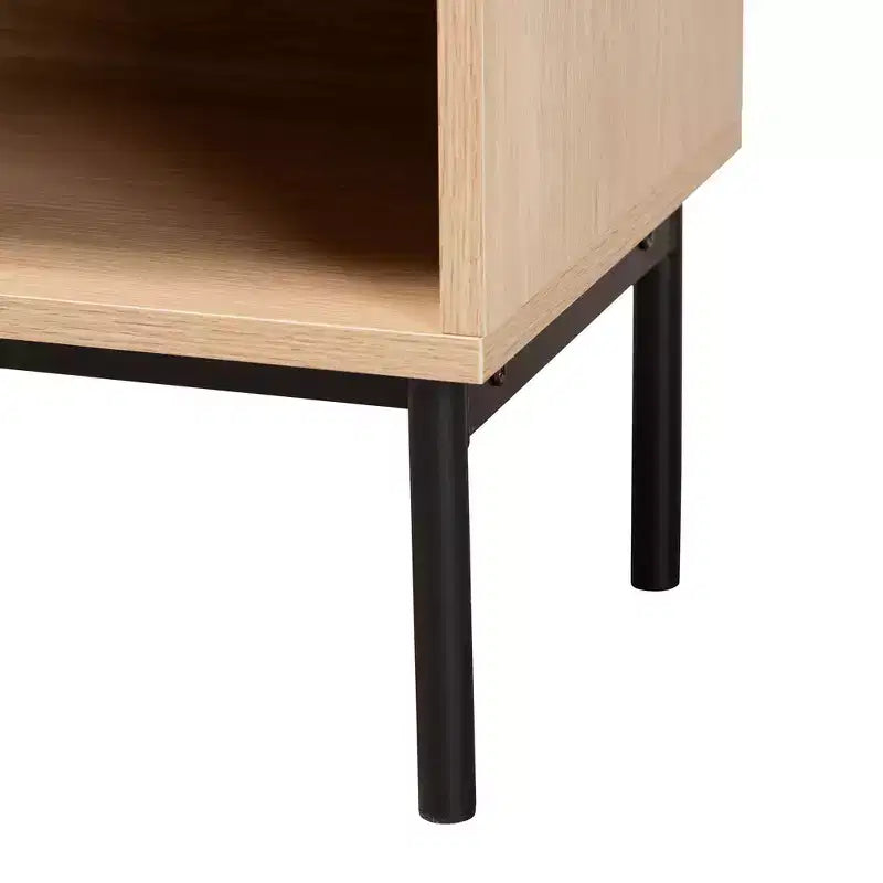 Table d'appoint à 1 tiroir marron clair et noir de style Mid-Century Modern avec accent en rotin tressé