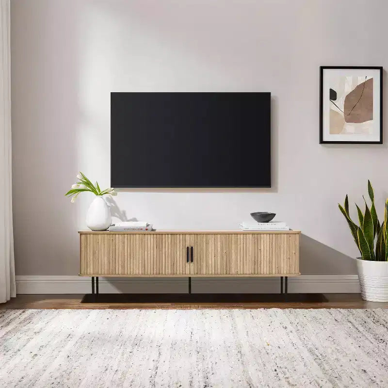 62,6 po. Meuble TV moderne avec rangement pour téléviseurs jusqu'à 65 pouces, console de divertissement en chêne avec portes coulissantes, brun