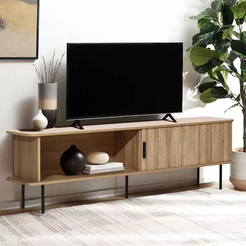 62,6 po. Meuble TV moderne avec rangement pour téléviseurs jusqu'à 65 pouces, console de divertissement en chêne avec portes coulissantes, brun